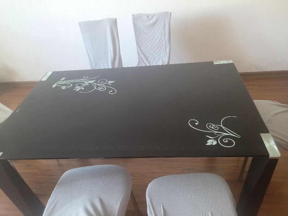 Стеклянный кухонный стол