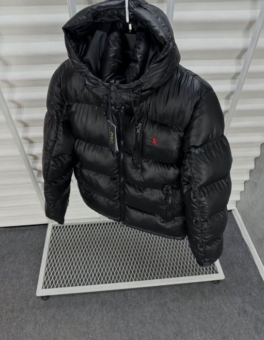 Geaca neagră Polo Ralph Lauren, perfectă pentru zilele reci. Design ic