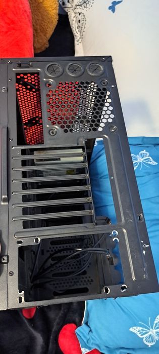 Carcasă e foarte bună