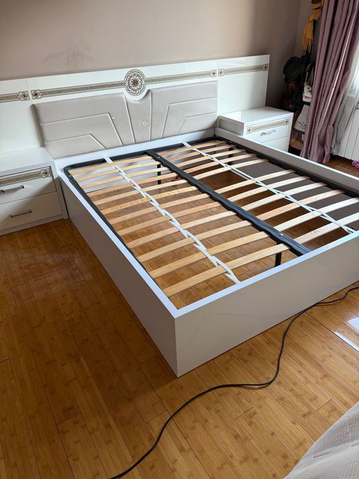 Спален комплект - легло с 2 нощни шкафчета, гардероб, скрин и огледало