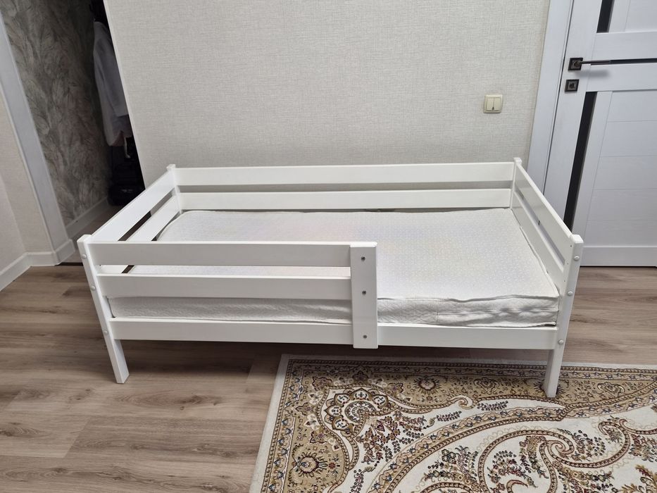 Детская кровать с матрасом