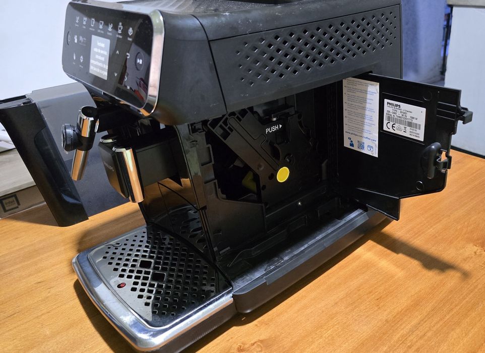 Espressor automat Philips EP4321/50, 5 bauturi, Sistem clasic de spumare a laptelui, Rasnita ceramica, Filtru AquaClean, Negru.