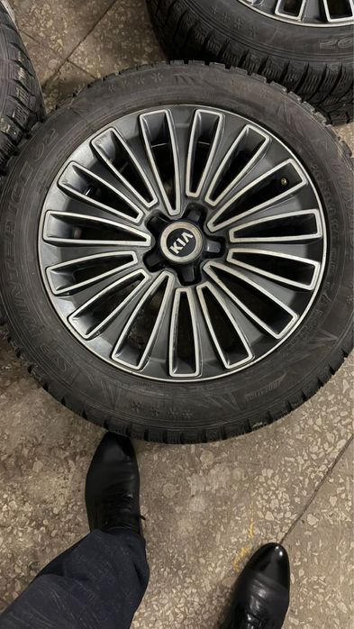 Продам диски с шинами. От KIA QUORIS