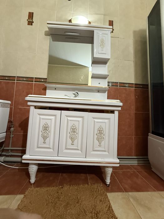 Тумба с раковиной и зеркало