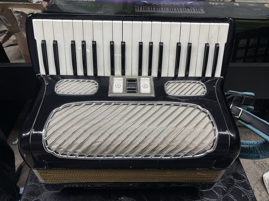 Acordeon Hohner Arietta cu 72 de basi