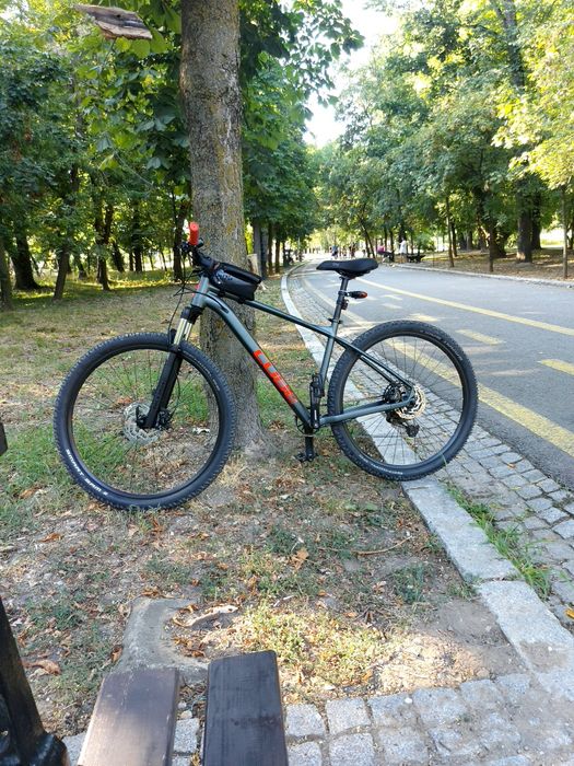 Bicicletă Cube analog