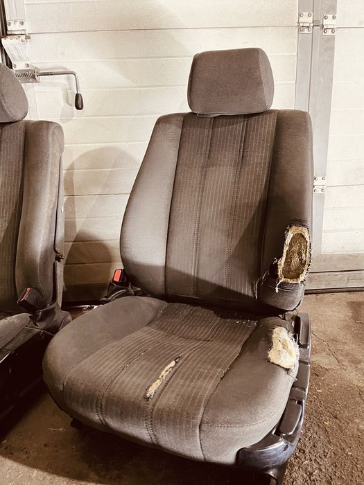 Пара передних сидений BMW E34