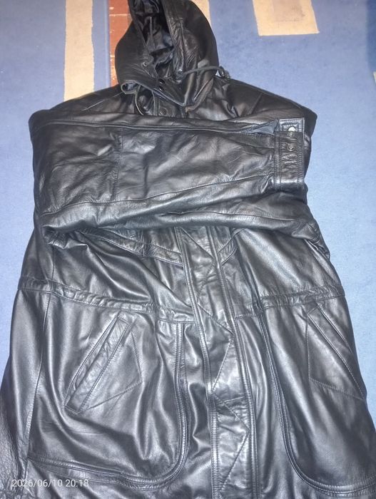 geaca neagra din piele groasa cu gluga
