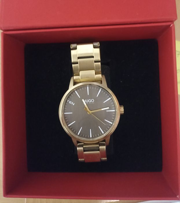 Продавам часовник HUGO BOSS