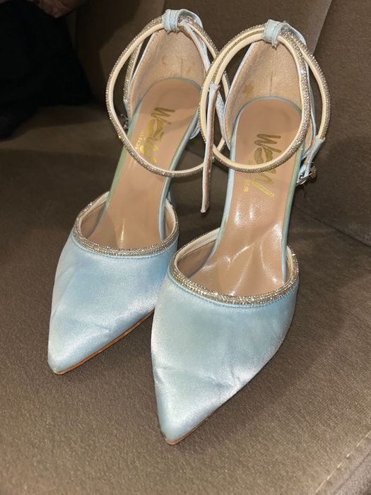 Високи лъщящи токчета