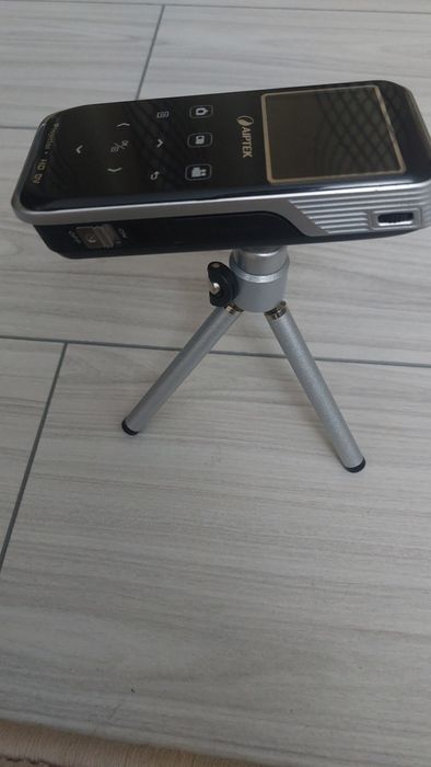 Videoproiector portabil cu trepied și card