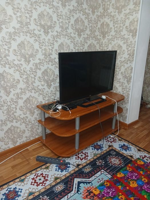Телевизор  LG с подставкой