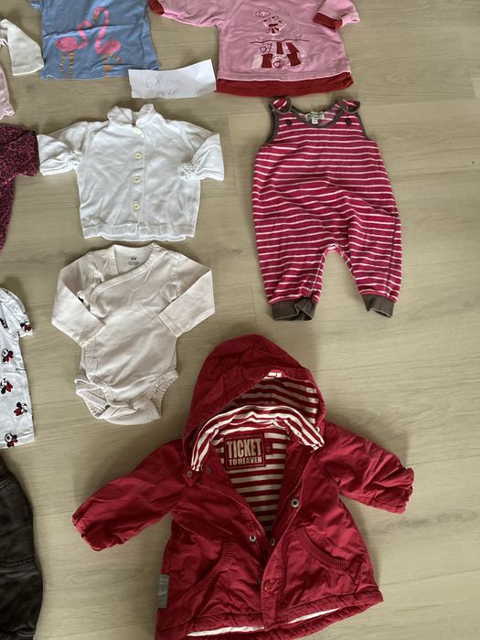 Vand lot haine fete(4-6 luni), frumoase.