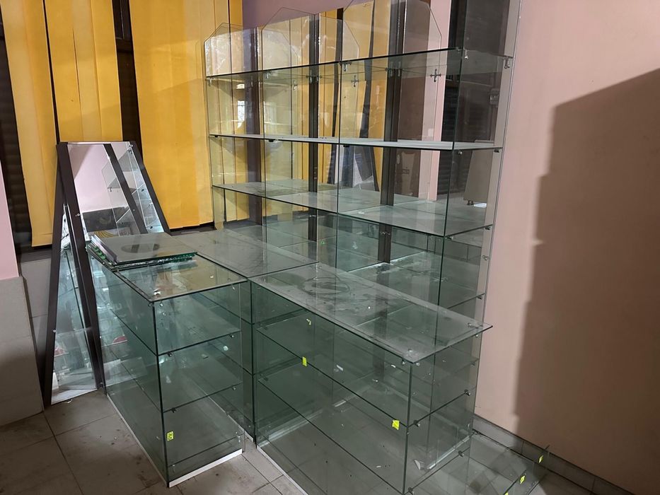 Vând rafturi din sticla cu oglinda pe spate si tonete