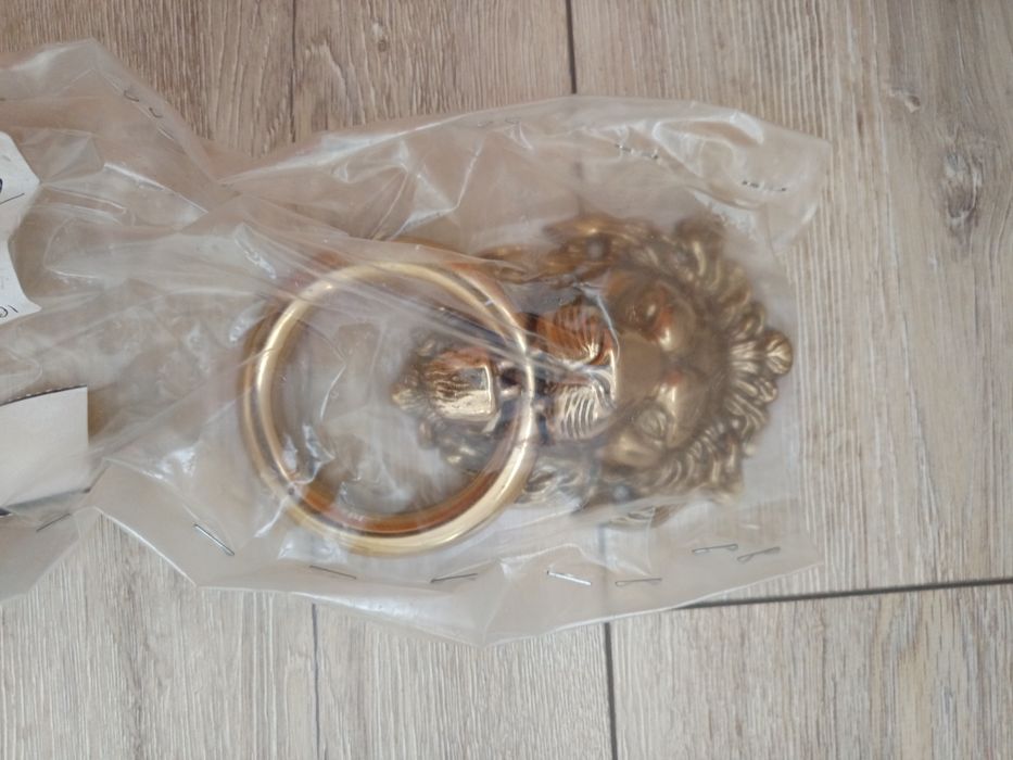 Vând accesoriul de bătut ușă