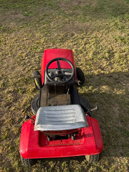 Vand tractoras de tuns iarba