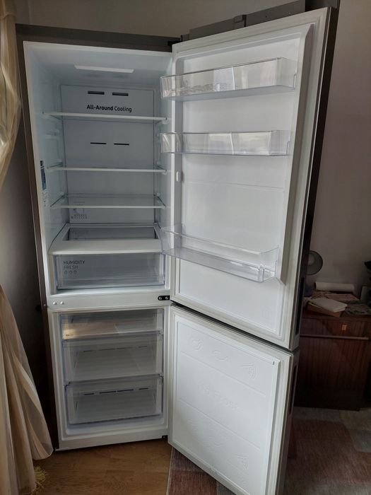 Продавам хладилник Samsung