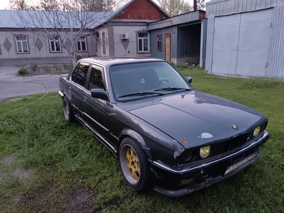 Машина  ВМW на полном ходу пушка