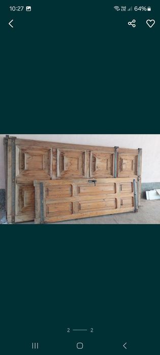 Yong'oq daraxtidan tayyorlangan darvoza. 3,5 ga 3,5 m. O'lchamida.