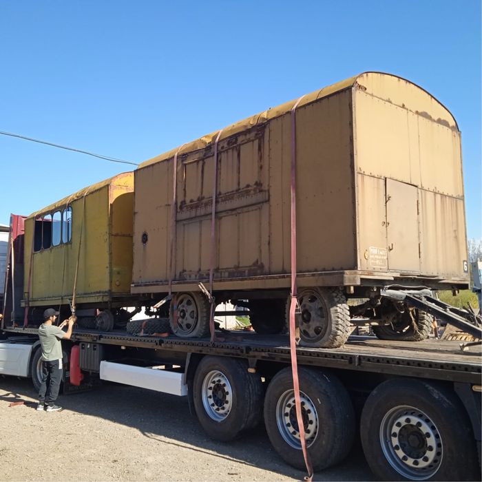 Военный прицеп с будкой дышлом