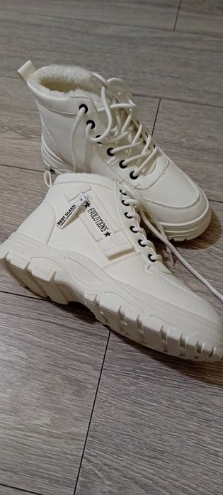 Pantofi sport cu blaniță.