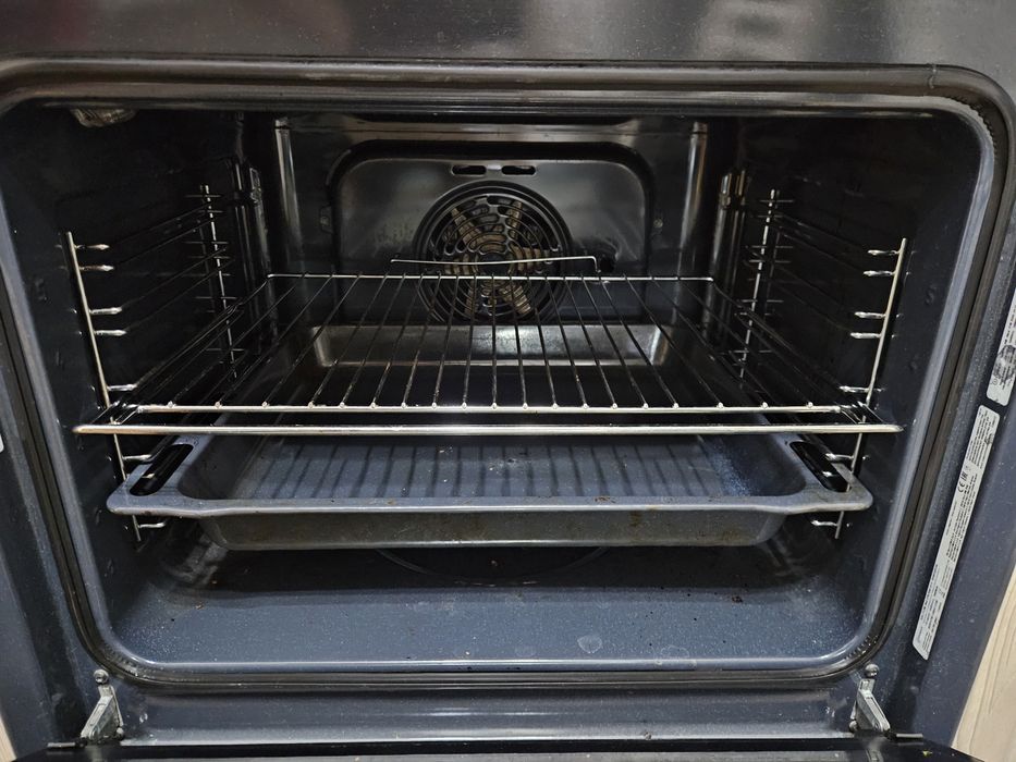 Продам духовку Indesit
