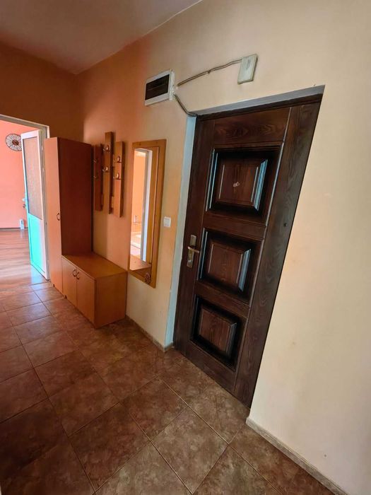 Продавам двустаен южен апартамет-район Болница