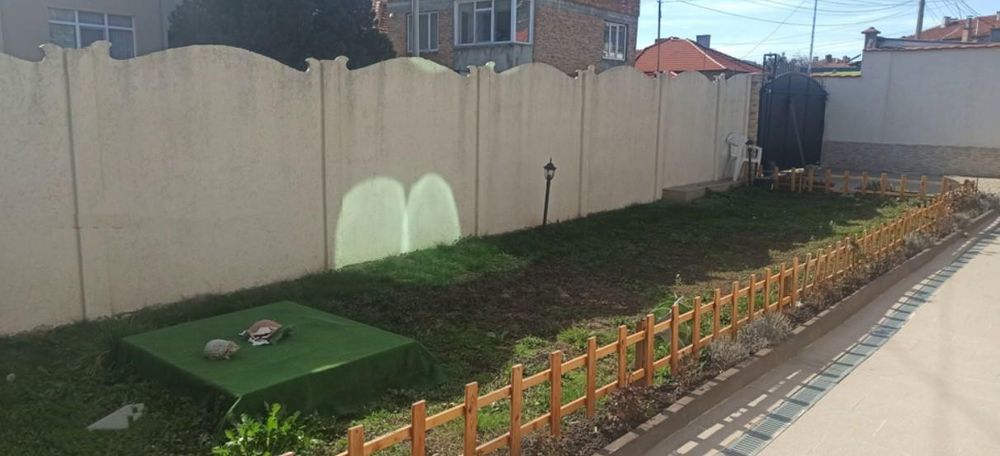 Триетажна Къща с двор в ж.к Меден Рудник