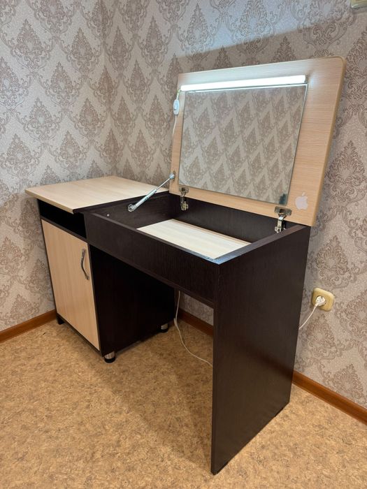Туалетный столик для макияжа