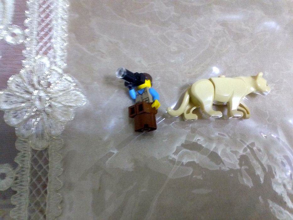 Лего минифигурки лев и человек с камерой и стульчик