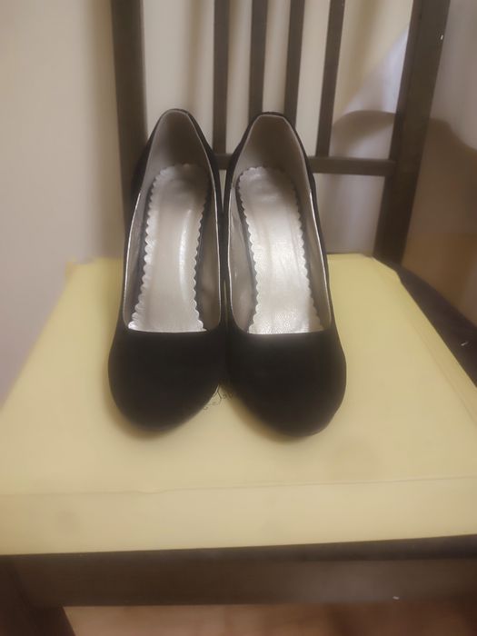 Продам черные туфли замшевые