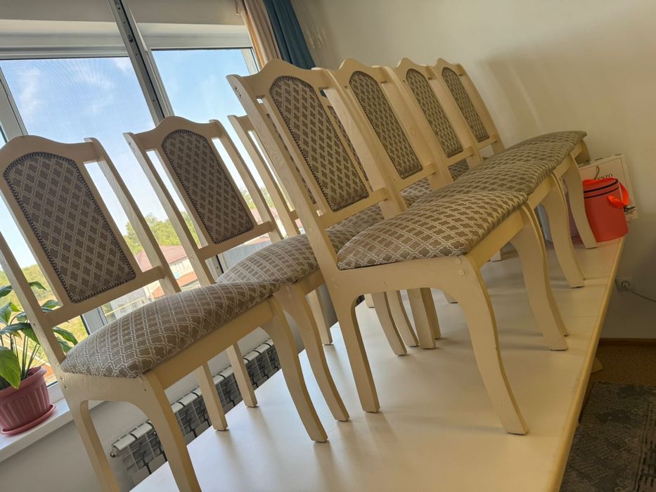 Стол и стулья