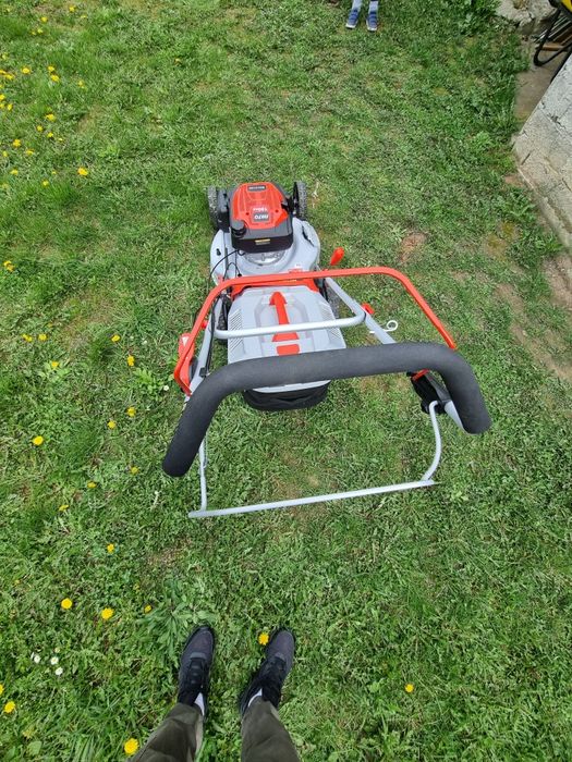 Mașina de tuns Iarba cu propulsie