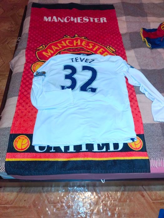 Тениска на Бекъм, с дълъг ръкав на Бербатов и Тевез