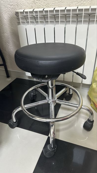 Продам маникюрный стол и студ на колесиках
