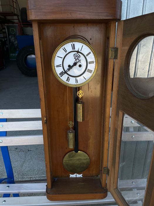 Стенен часовник с махало