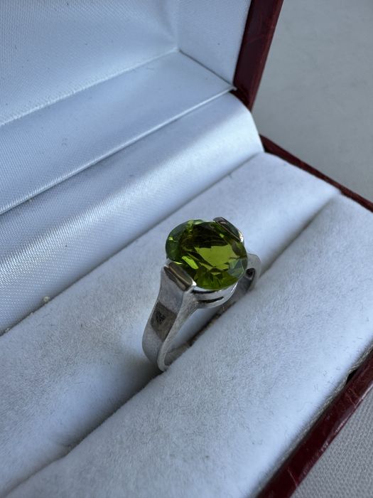 Inel din argint si peridot