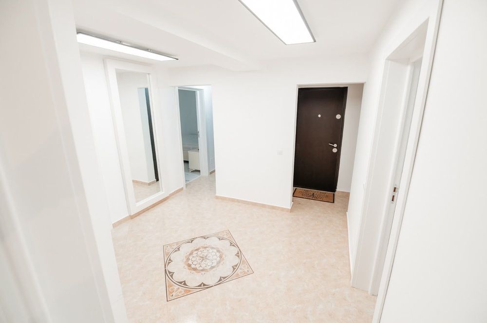 Apartament 3 camere/ lux/ Et.1