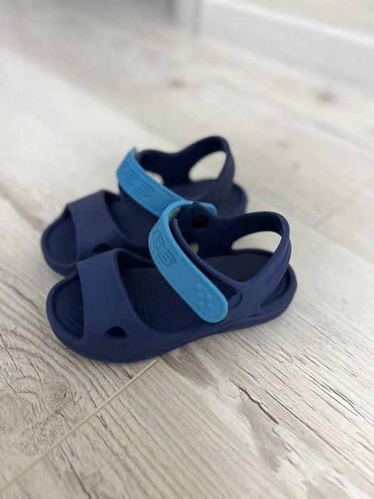 Продам сандалии , две пары