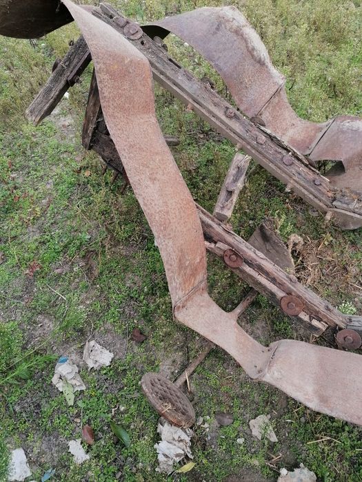 Schelet din fier de caleașcă (birjă) cu roata a 5a fără arcuri și roti