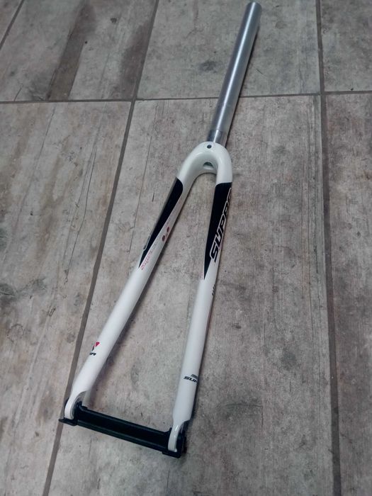 Карбонова вилка за шосеен велосипед