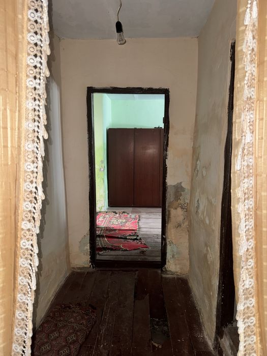 дом сотилади 1-етаж сирдарйо сент малек 3 хоналик каралса зор уй болад