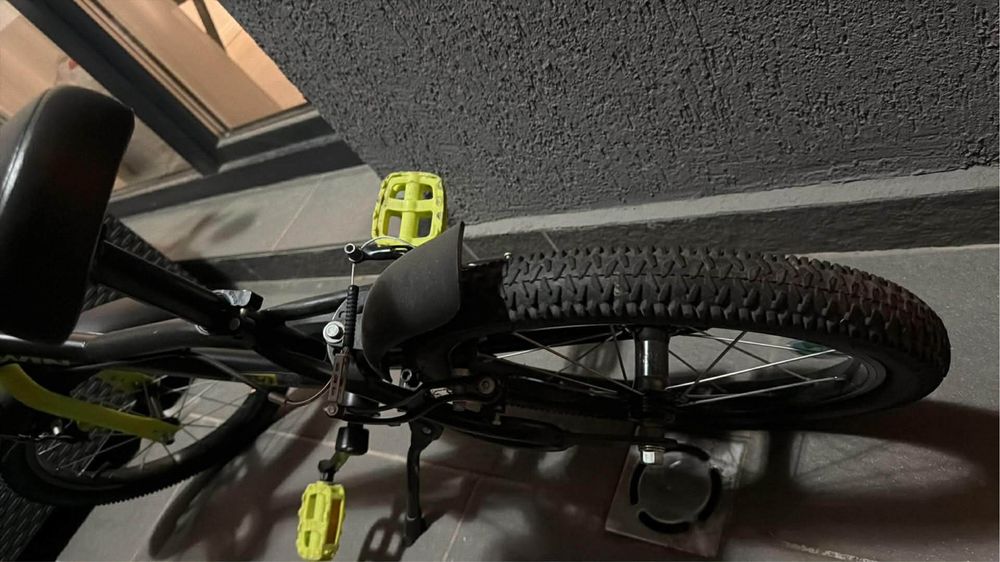 Vand Bicicleta B-Twin 16’ cu roti ajutatoare