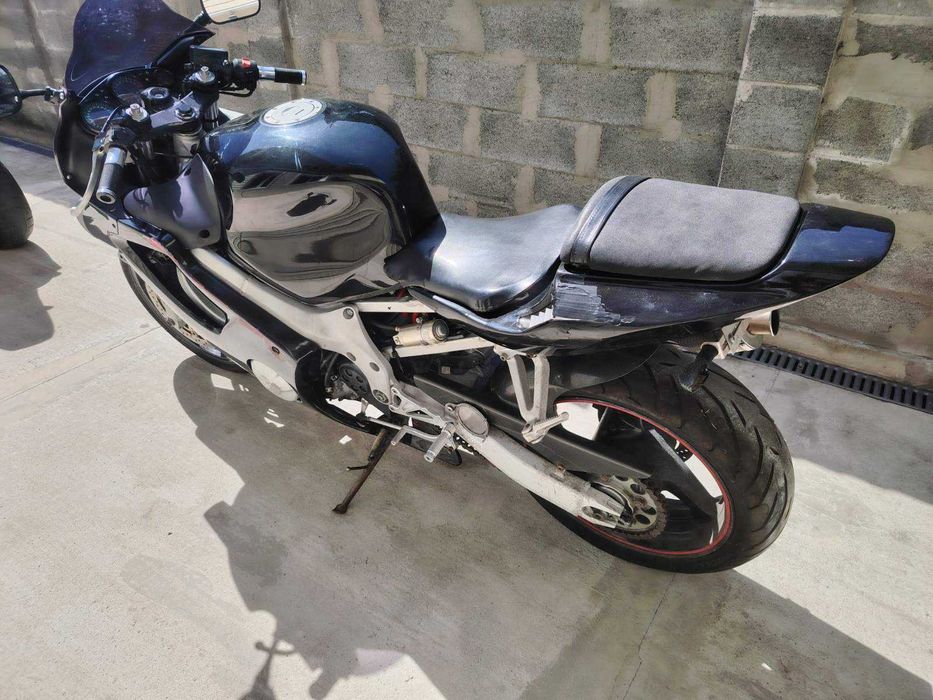 Honda CBR 600 F4 на части