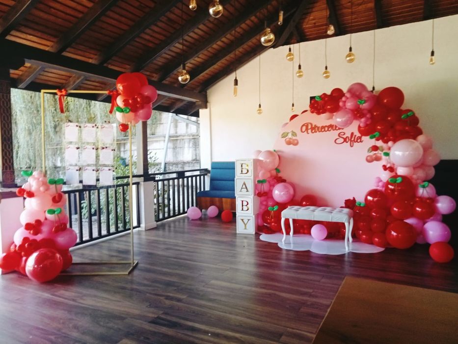 Arcade, aranjamente, decor tradiții, manechini și litere luminoase