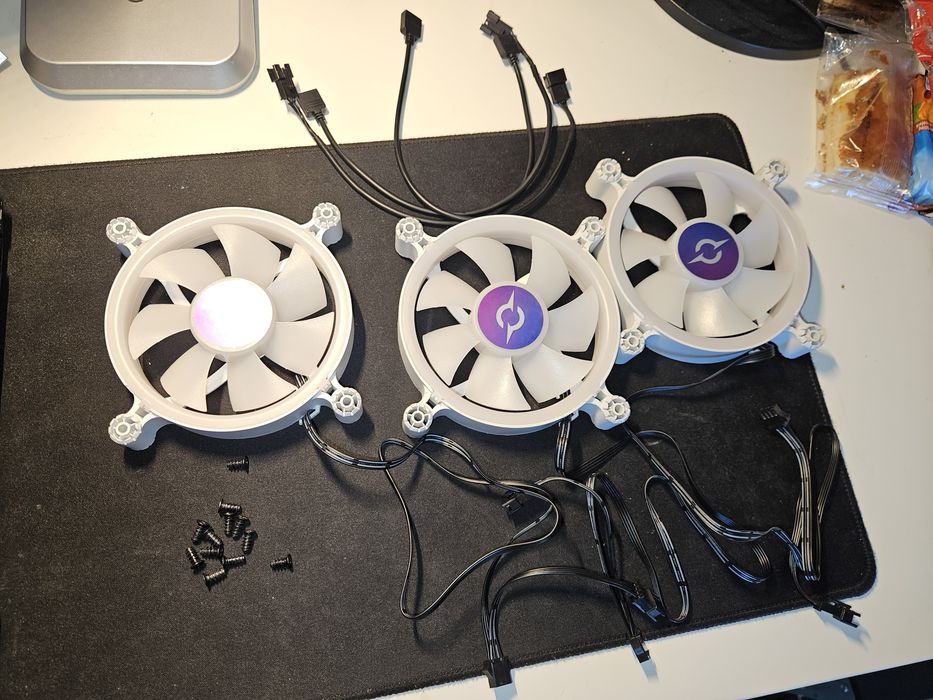 Vand 3x ventilatoare AQIRYS Cetus 120mm RGB (4P-12SLI15W-RGB) - Ca noi