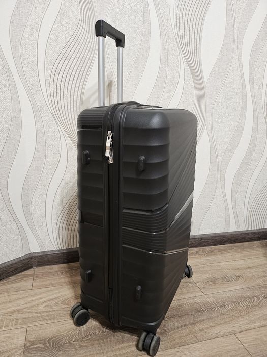 Чёрный большой чемодан
