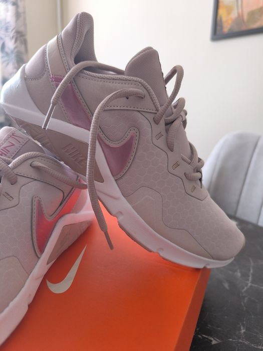 Nike legend essential 2 дамски чисто нови