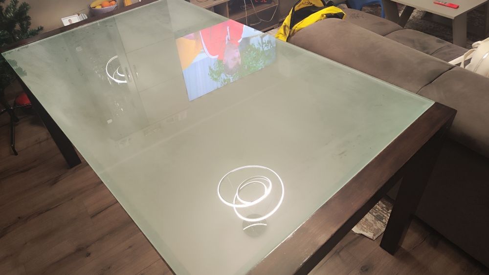 Продавам холна маса от дърво със закалено стъкло