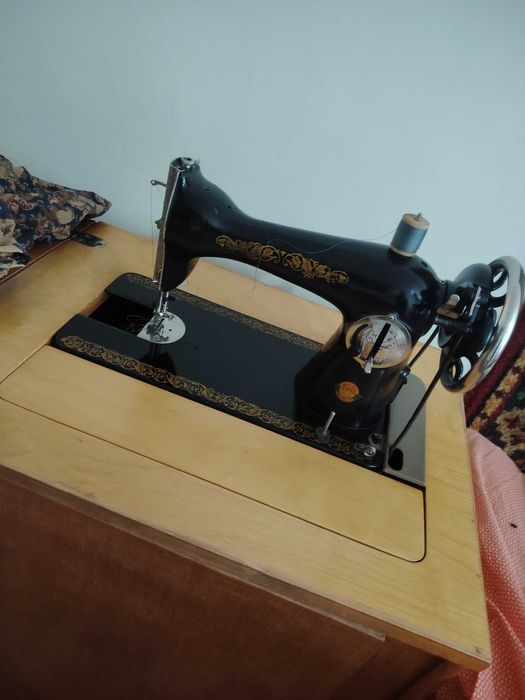 Швейная машинка, в хорошем состояние